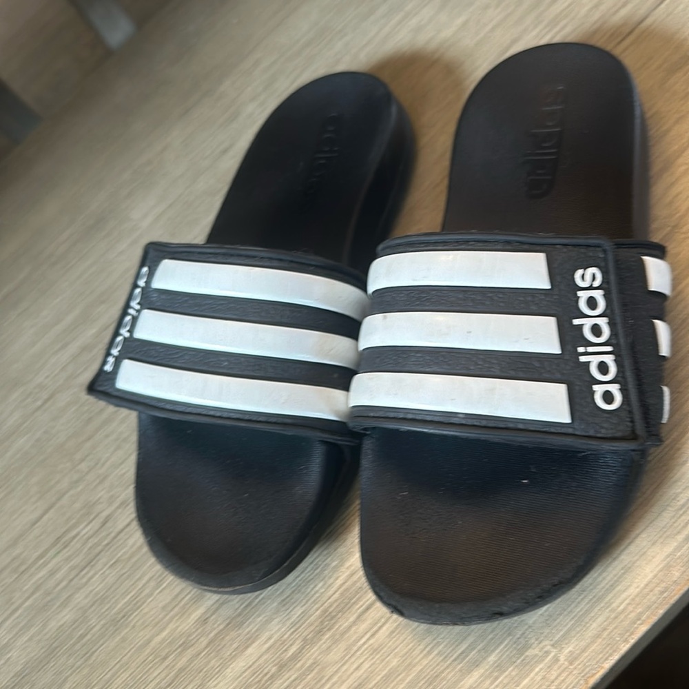 Kids adidas slides